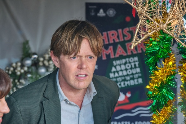 DI Humphrey Goodman (Kris Marshall) ermittelt – Bild: Joss Barratt /​ BBC Studios /​ Red Planet Productions