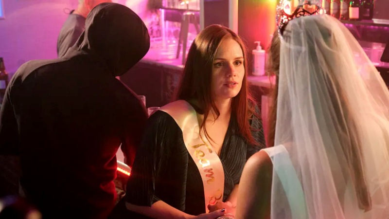 Emily (Abra Thompson) sollte auf ihr Getränk aufpassen – Bild: BBC /​ Red Planet Pictures