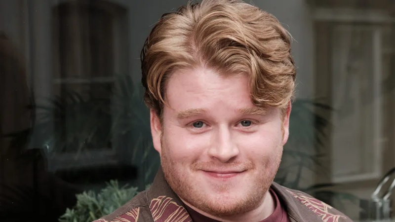 Kenny (Brandon Fellows) liefert gerne leckere Schokolade – Bild: BBC /​ Red Planet Pictures