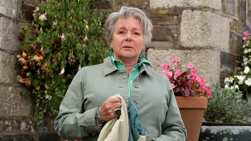 Anne Lloyd (Barbara Flynn) denkt an ihren Arztbesuch – Bild: BBC /​ Red Planet Pictures