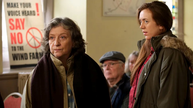 Lotty Robson (Caroline Quentin) und ihre Tochter Michaela (Rebecca Lee) nerven den Stadtrat – Bild: BBC /​ Red Planet Pictures