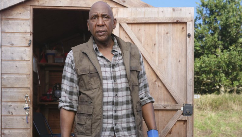 Dr. Roger Franklin (Colin McFarlane) zweckentfremdet seinen Schuppen – Bild: BBC /​ Red Planet Pictures /​ Joss Barratt