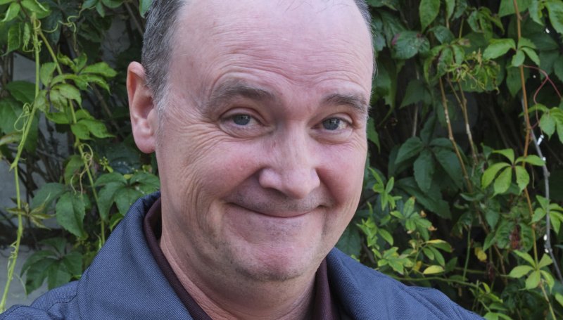Bob Turner (Alec Nicholls) gehört gerne zur Morris Tanzgruppe – Bild: BBC /​ Red Planet Pictures /​ Joss Barratt