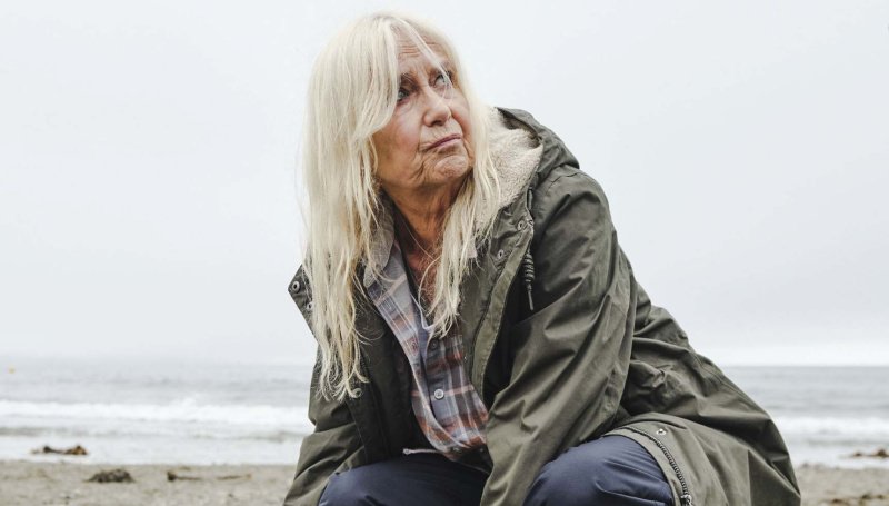 Dr. Mary Rhodes (Susan George) mag keine Algenfarmen in ihrer Nähe – Bild: BBC /​ Red Planet Pictures /​ Joss Barratt