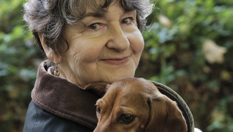 Hundefreundin Mavis (Elaine Claxton) wirkt doch so harmlos … – Bild: BBC /​ Red Planet Pictures /​ Joss Barratt