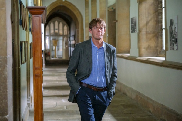 Humphrey (Kris Marshall) sucht den „Teufel auf dem Felsen“ – Bild: Joss Barratt /​ BBC Studios /​ Red Planet Productions