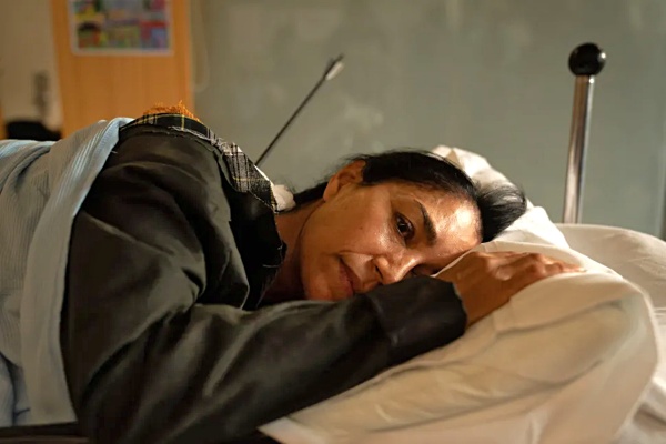 Niamh Kirby (Seeta Indrani) erholt sich im Krankenhaus – Bild: BBC Pictures /​ Ed Miller