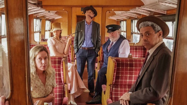 Humphrey Goodman (Kris Marshall, M.) ermittelt theatralisch – Bild: Red Planet Productions /​ BBC /​ David Appleby