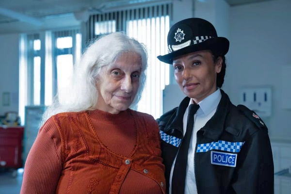 Chief Superintendant Woods liebt Oma Ella (Souad Faress) – Bild: Joss Barratt /​ BBC Studios /​ Red Planet Productions