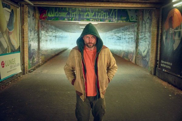 Sogar obdachlos sucht Mike (Max Riemelt) die Wahrheit – Bild: Anne Wilk /​ Netflix