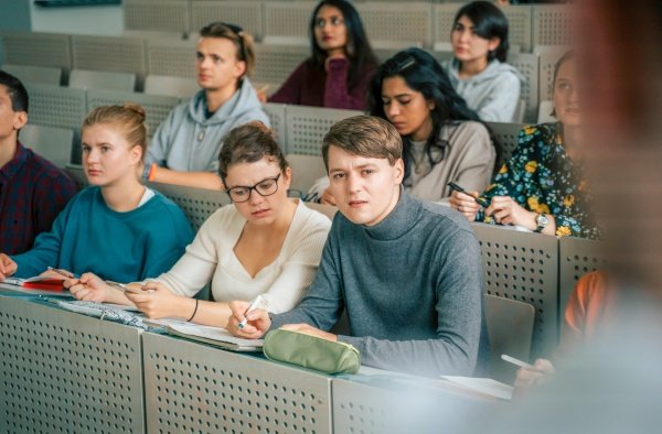 Viola (vorne 2.v.r.), Lennart (r.) und andere Studierende verlieren den Faden – Bild: MDR/​UFA/​Sascha Hoecker