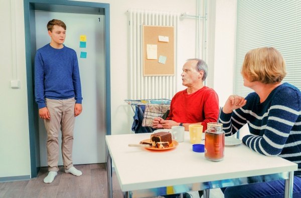 Jutta und Frank besuchen Lennart ohne ihre Tochter, denn Inga ist krank – Bild: MDR/​UFA/​Sascha Hoecker