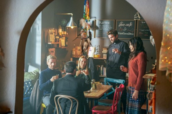 Stefan und seine Freunde trinken Schnaps in Susannes Café – Bild: Paramount+