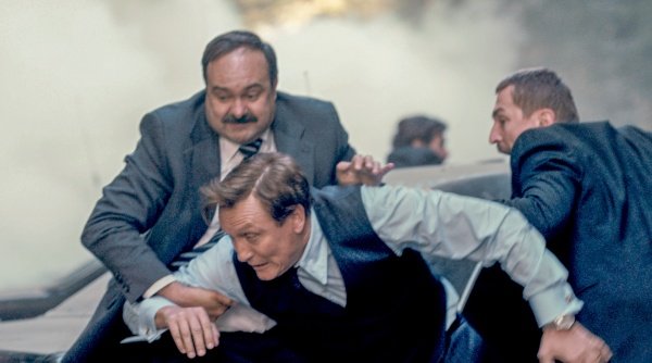 Tod droht Team von Alfred Herrhausen (Oliver Masucci) – Bild: ARD Degeto /​ rbb /​ hr /​ swr /​ Sperl GmbH /​ Florian Emmerich