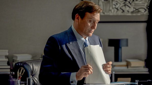 Alfred Herrhausen (Oliver Masucci) arbeitet intensiv – Bild: ARD Degeto /​ rbb /​ hr /​ swr /​ Sperl GmbH /​ Despina Spyrou