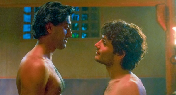 Panfilo (Karan Gill, l.) erkennt Andreoli (Giampiero De Cocilio) – Bild: Courtesy of Netflix