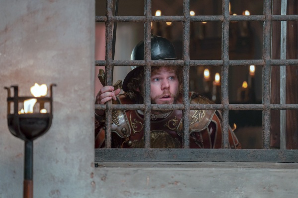 Tindaro (Douggie McMeekin) vergisst Phobien im Kampf – Bild: Giulia Parmagiani /​ Netflix