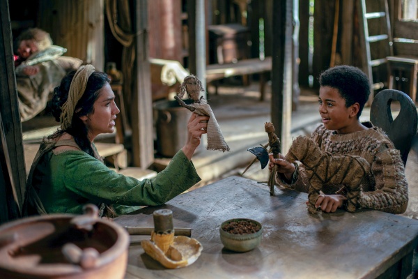 Stratilia (Leila Farzad) beschützt Jacopo (Aston Wray) – Bild: Giulia Parmagiani /​ Netflix