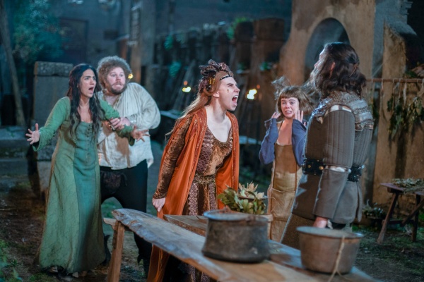 Pampineas (Zosia Mamet, M.) Zorn verunsichert Gäste – Bild: Giulia Parmagiani /​ Netflix