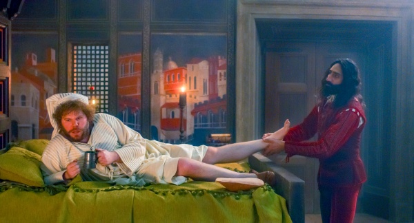 Dioneo (Amar Chadha-Patel, r.) verarztet Tindaro – Bild: Courtesy of Netflix