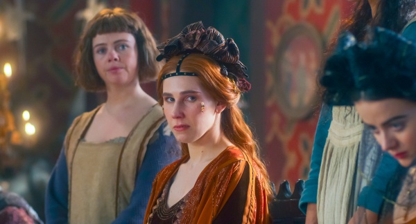 Pampinea (Zosia Mamet, M.) fürchtet um ihre Position – Bild: Courtesy of Netflix