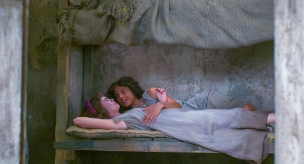 Misia (Saoirse-Monica Jackson, l.) und Filomena träumen – Bild: Courtesy of Netflix