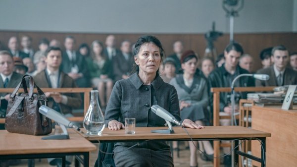 Rachel Cohen (Iris Berben) erscheint als Zeugin vor Gericht – Bild: Krzysztof Wiktor /​ Disney /​ Gaumont