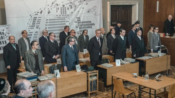 Nazis wie Robert Mulka (Martin Horn, M.) stehen vor Gericht – Bild: Krzysztof Wiktor /​ Disney /​ Gaumont