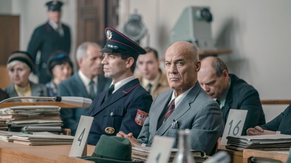 Wilhelm Boger (Heiner Lauterbach) spielt ein Unschuldslamm – Bild: Krzysztof Wiktor /​ Disney /​ Gaumont