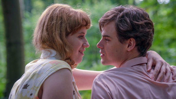 Eva (Katharina Stark) hängt an Jürgen (Thomas Prenn) – Bild: Krzysztof Wiktor /​ Disney /​ Gaumont