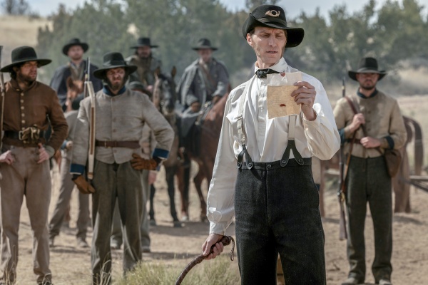 Wild Bill Hickman (Alex Breaux) liest vor – Bild: Matt Kennedy /​ Netflix