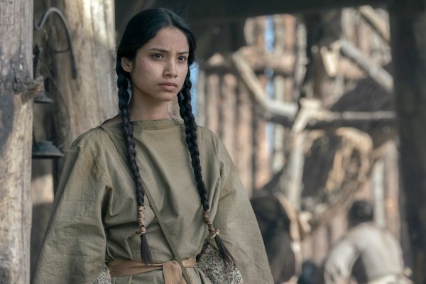 Two Moons (Shawnee Pourier) plant ihren Widerstand – Bild: Matt Kennedy /​ Netflix 