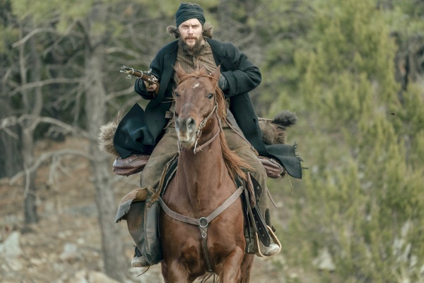 Isaac (Taylor Kitsch) reitet wie der Teufel – Bild: Justin Lubin /​ Netflix