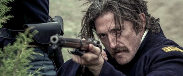 Captain Dellinger (Lucas Neff) schießt scharf – Bild: Courtesy of Netflix
