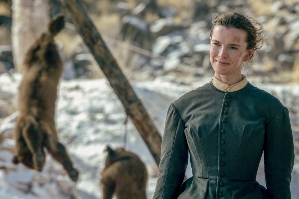 Sara Rowell (Betty Gilpin) fasst frischen Mut – Bild: Matt Kennedy /​ Netflix