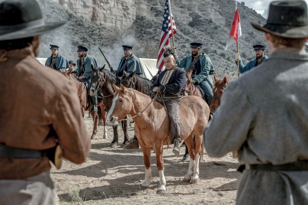 Grauer Fuchs (Jerimiah Bitsui) reitet mit finsteren Typen – Bild: Matt Kennedy /​ Netflix