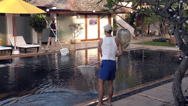 Basti (l.) und Nik machen den Pool sauber. – Bild: RTL