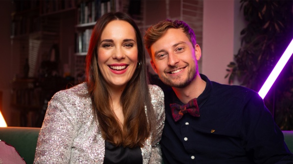 Alina Stiegler und Constantin „Consi“ Zöller nehmen die Zuschauerinnen und Zuschauer in diesem Jahr in sechs Folgen auf dem ARD Twitch-Kanal, auf eurovision.de und in der ARD Mediathek mit hinter die Kulissen der größten Musikshow der Welt und bieten jede Menge Platz zum Lästern, Lernen und Feiern rund um den ESC. – Bild: NDR/​Margarita Ilieva