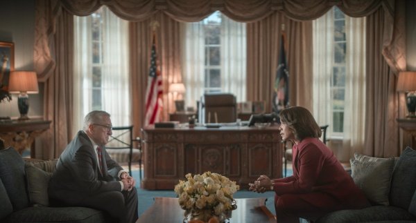Präsidentin Evelyn Mitchell (Angela Bassett) informiert George Mullen (Robert De Niro) – Bild: Courtesy of Netflix 2024