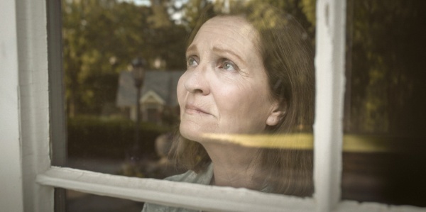 Sheila Mullen (Joan Allen) denkt an ihren Ehemann George – Bild: Courtesy of Netflix 2024