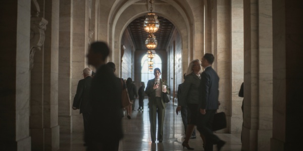 Die Krise schockiert Alexandra Mullen (Lizzy Caplan) – Bild: Courtesy of Netflix 2024