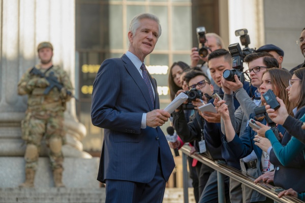 Richard Dreyer (Matthew Modine) stellt sich den Medien – Bild: Jojo Whilden /​ Netflix