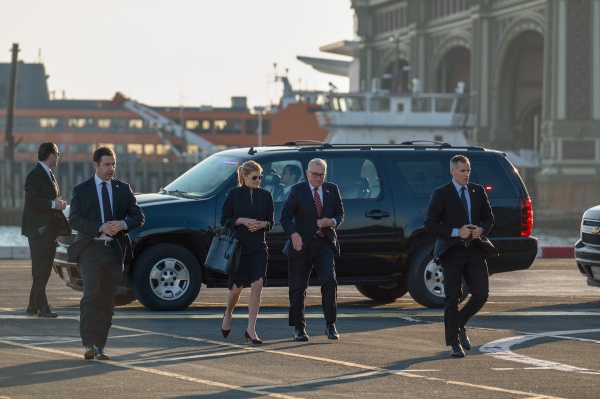 Gefahr droht Valerie Whitesell (Connie Britton) und George Mullen (Robert de Niro) – Bild: Jojo Whilden /​ Netflix