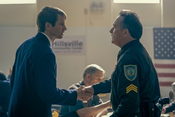 Sheriff Wayne (Billy Smith, r.) hilft John Brownlee (Tyler Ritter) – Bild: Keri Anderson /​ Netflix