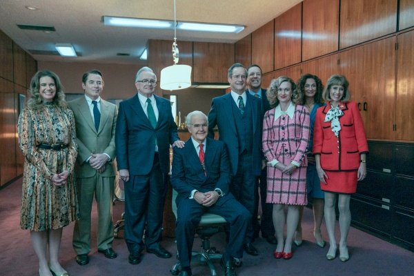 Die Familie posiert rund um Arthur Sackler Sr. (Clark Gregg) – Bild: Keri Anderson /​ Netflix