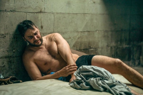 Glen Kryger (Taylor Kitsch) leidet Höllenqualen – Bild: Keri Anderson /​ Netflix