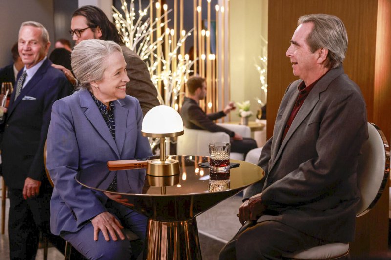 Matty (Kathy Bates) lernt Senior (Beau Bridges) von einer anderen Seite kennen – Bild: CBS Broadcasting Inc. /​ Sonja Flemming
