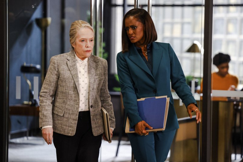 Madeline Matlock (Kathy Bates) und Olympia Lawrence (Skye P. Marshall) besprechen den Fall – Bild: CBS Broadcasting Inc. /​ Sonja Flemming