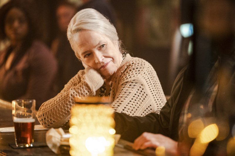 Matty (Kathy Bates) kann gut zuhören – Bild: CBS Broadcasting Inc. /​ Erik Voake