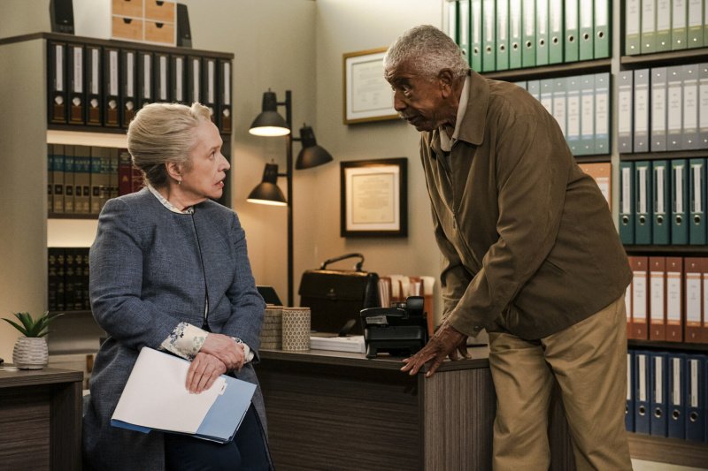 Autry (Hal Williams) bittet Matty (Kathy Bates) um Hilfe – Bild: CBS Broadcasting Inc. /​ Erik Voake